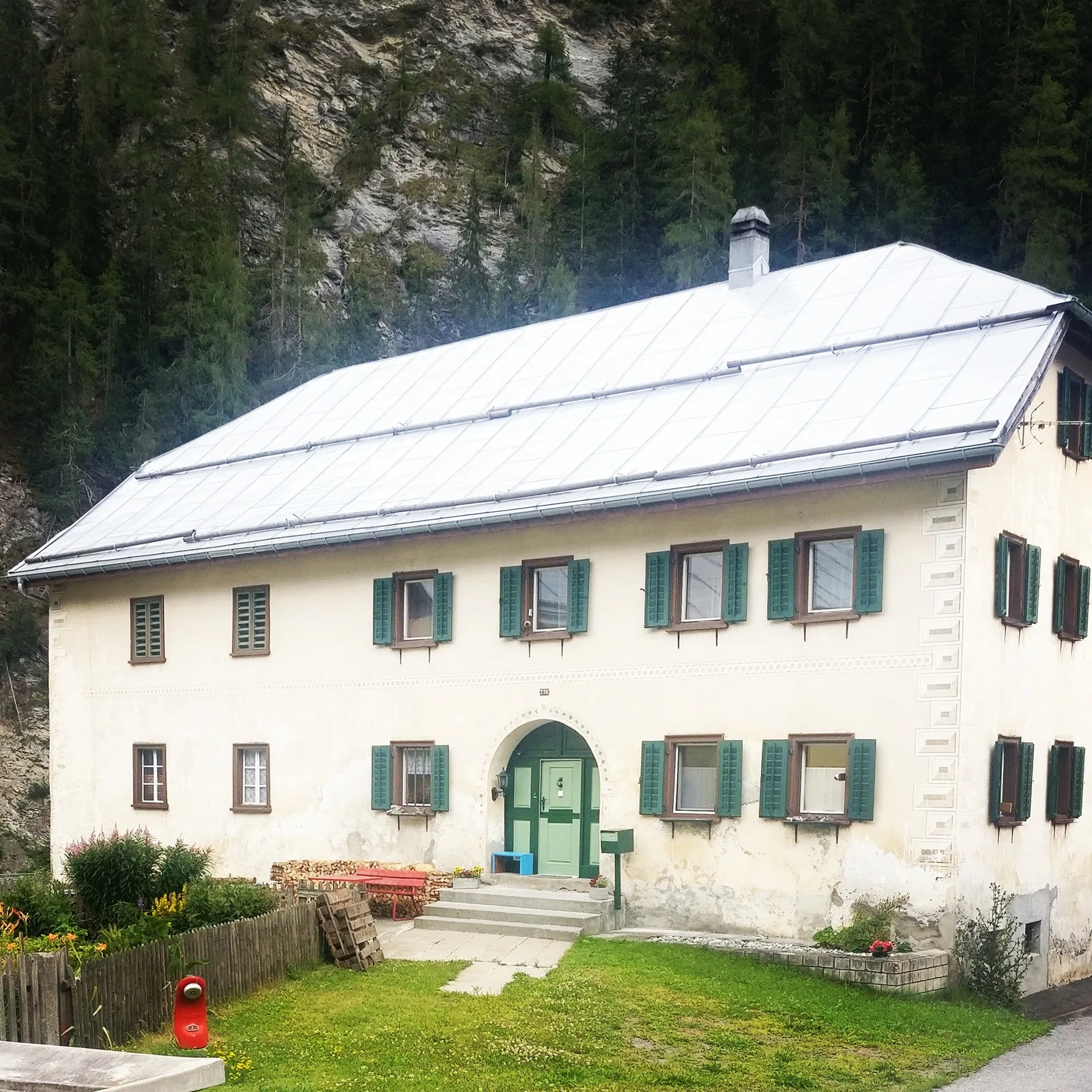 typisches Engadiner Wohnhaus aus Stein