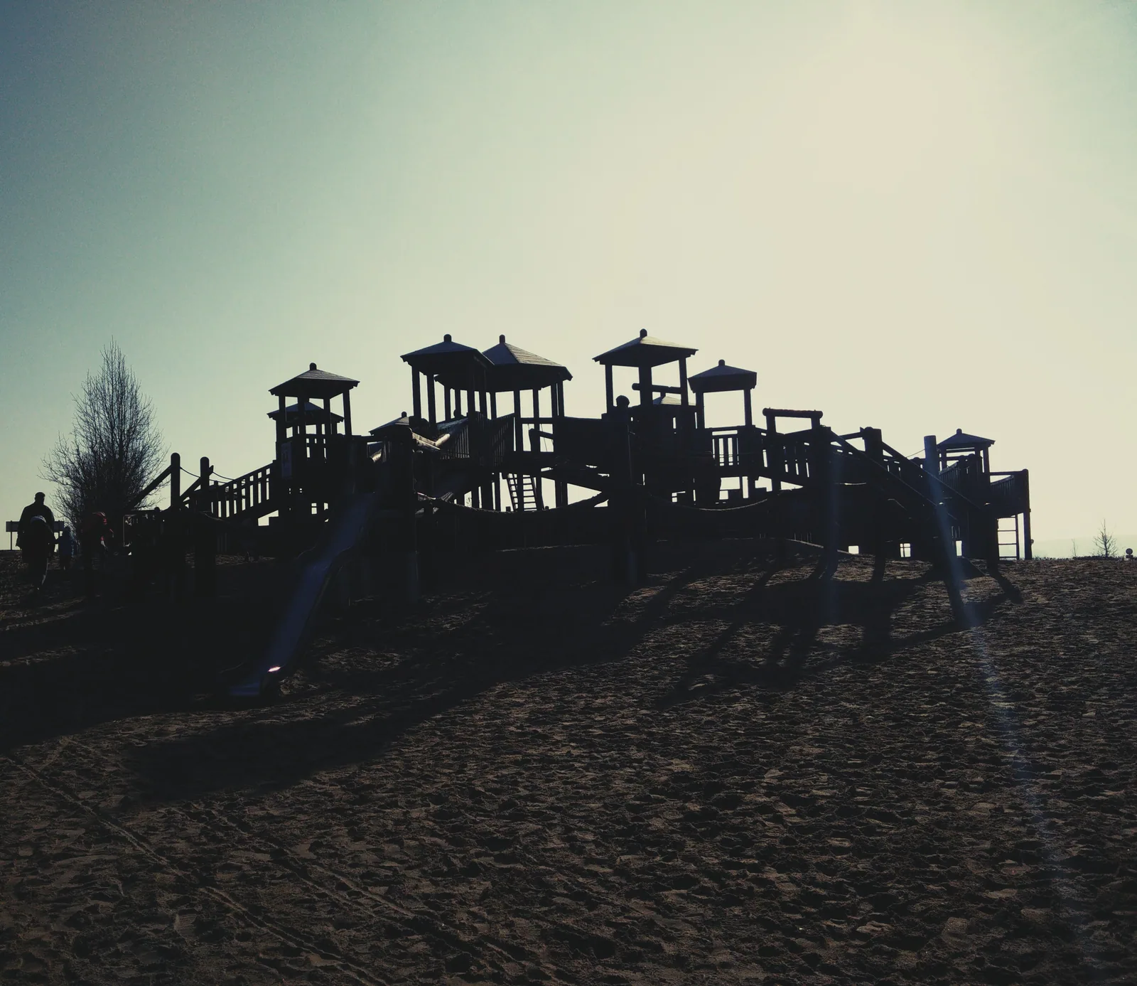 Glückliche Kinder auf dem Spielplatz im Van der Valk Resort Linstow